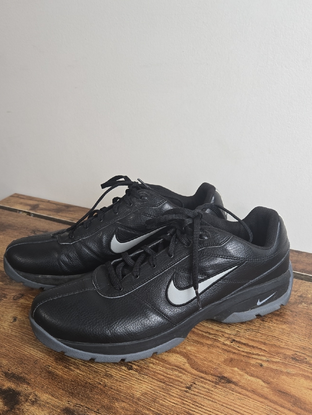 Nike Swoosh Men’s Black Leather Athletic Golf Sneaker Shoes Sz 10 Performance